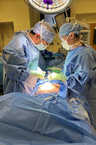 两位心胸外科医生正在做手术